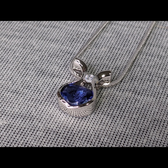 🎄 3/$35 IJDI necklace with U shape pendant - Picture 3 of 7